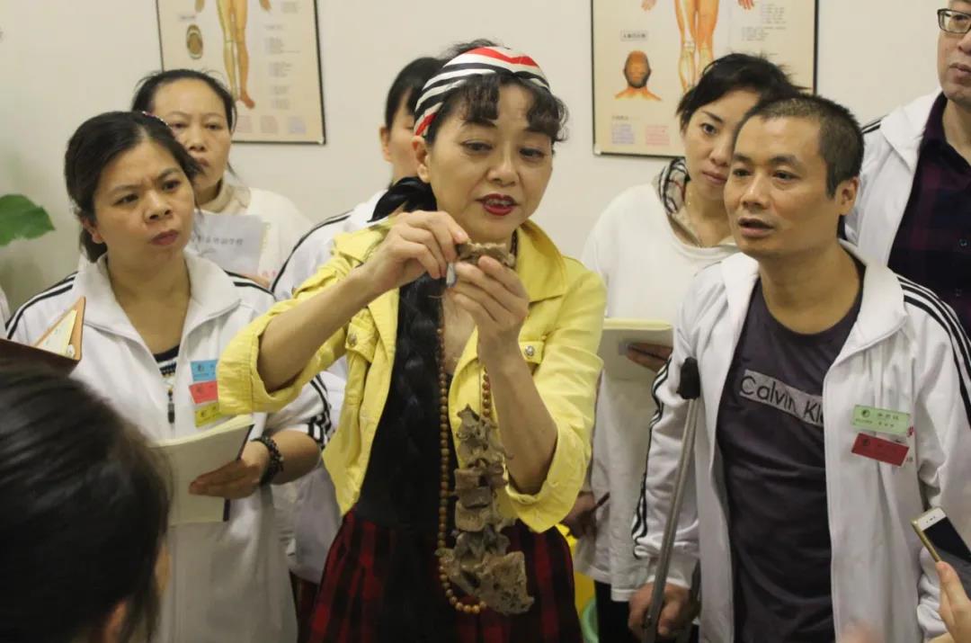 想學(xué)針灸推拿怕找不到好學(xué)校？重慶六合學(xué)校了解一下