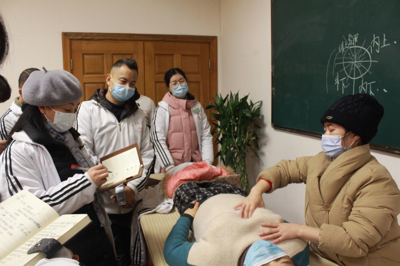 催乳師和小兒推拿這個兩個職業怎么樣？