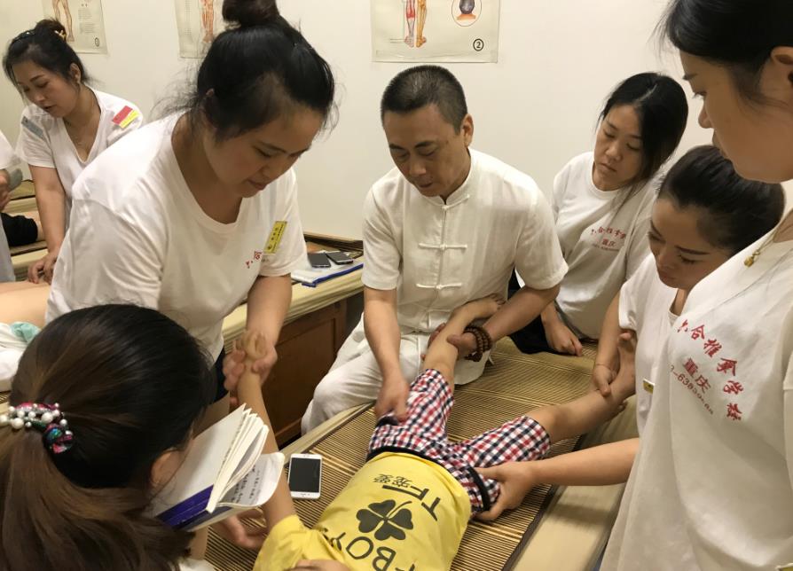小兒推拿可以治療小兒風熱感冒嗎？重慶有中醫(yī)針灸推拿班嗎？